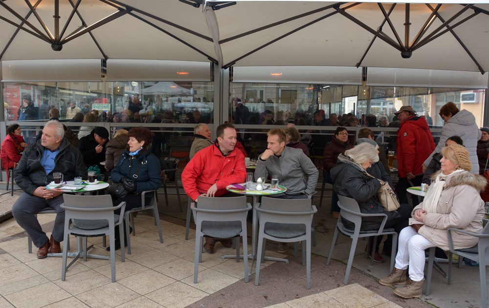 PULA, 31.12.2018. - ZADNJI DAN, TRZNICA, KAFIC KOD MILANASnimio Neven LAZAREVIC